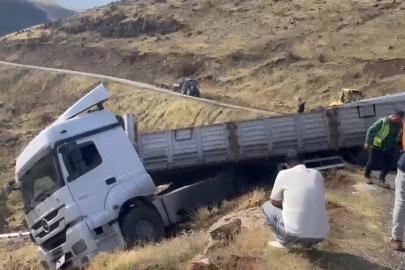 Solhan’da malzeme yüklü tır uçurum kenarında askıda kaldı
