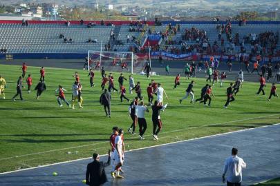 Son dakika golünde saha karıştı: Çocuk taraftarlar maç devam ederken futbolculara koştu