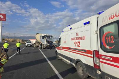 Sondaj kamyonu ile beton mikseri çarpıştı: 2 yaralı