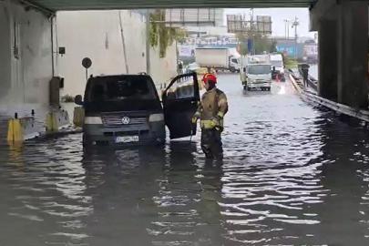 Sultangazi’de araçlar göle dönen yolda böyle ilerledi, araçlar su basan alt geçitte mahsur kaldı