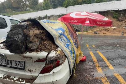 Sultangazi’de istinat duvarı saniyeler içinde çöktü: Otomobil enkaz altında kaldı
