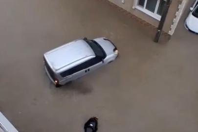 Susurluk’ta aniden bastıran sağanak yağış zor anlar yaşattı