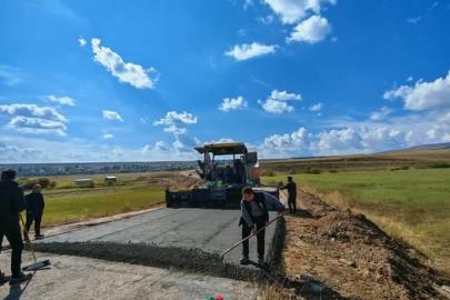 Susuz Kırçiçeği köyünde 1,5 kilometrelik beton yol çalışması başladı