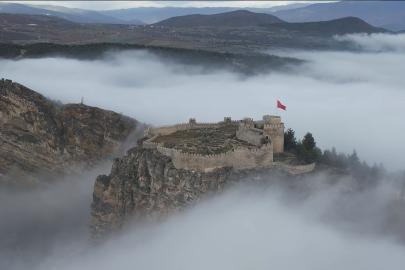 Tarihi Boyabat Kalesi sis denizinin üzerinde kaldı