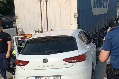 Tarsus’ta otomobil park halindeki tıra arkadan çarptı, sürücü yaralandı
