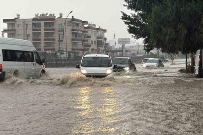 Tarsus’ta sağanak yağış hayatı olumsuz etkiledi: Yollar ve site bahçeleri su altında kaldı