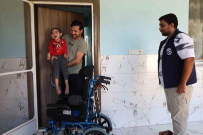 Tekerlekli sandalye sürpriziyle mutlu olan serebral palsili çocuğun gülüşü yürekleri ısıttı