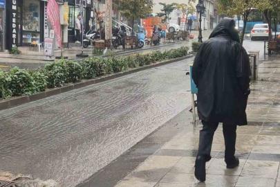 Tekirdağ’da beklenen yağış etkisini gösterdi, yollar adeta dereye döndü