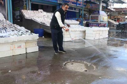 Tıkanan kanalizasyon giderini kendi açan esnaf ASKİ’ye tepki gösterdi
