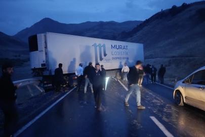 Tır kaza yaptı: Yüksekova-Van karayolunda onlarca araç yolda mahsur kaldı