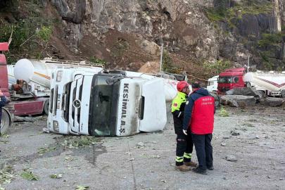 Tır parkında yamaçtan kopan dev kaya parçaları can aldı