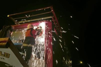 Tırın dorsesinde sıkışan 40 keçi kurtarıldı