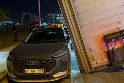 Tırın kafasından ayrılan dorse yola devrildi: 3 araç kıl payı kurtuldu