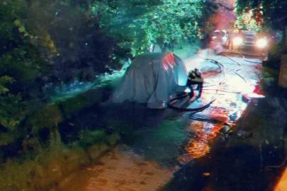 Trabzon’da park halindeki elektrikli otomobil gece yandı