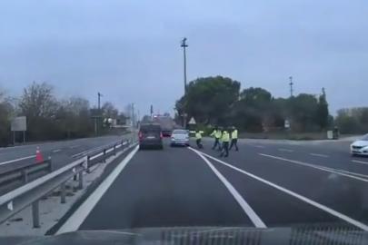 Trafiği birbirine katan uyuşturucu kuryesi film gibi kovalamaca ile yakalandı