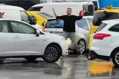 Trafik kilitlendi, sıkışan trafiği açmak için vatandaşlar devreye girdi