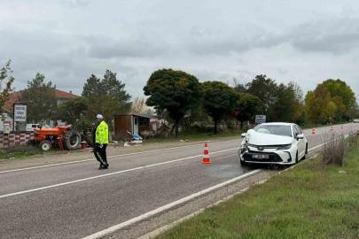 Traktöre çarpan otomobilin sürücüsü yaralandı