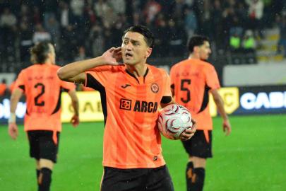 Trendyol Süper Lig: Çorum FK: 1 - Çaykur Rizespor: 1 (İlk yarı)