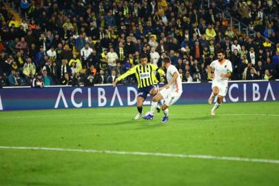 Trendyol Süper Lig: Fenerbahçe: 1 - Corendon Alanyaspor: 0 (İlk yarı)
