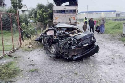 Trenin çarpmasıyla metrelerce sürüklenen otomobildeki anne öldü, oğlu yaralandı