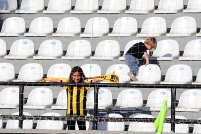 Tribünde tek başına, İstanbulspor aşkı mesafe tanımıyor