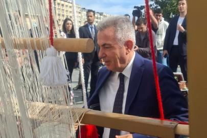 Türk bayrağı dokuma etkinliği başladı: İlk ilmek Vali Elban’dan