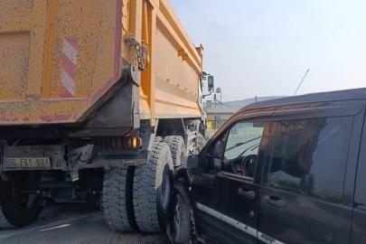 Tuzluca’da kamyon ile hafif ticari araç çarpıştı