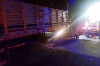 Üç tekerlekli motosiklet park halindeki yarı römorka çarptı: 1 yaralı