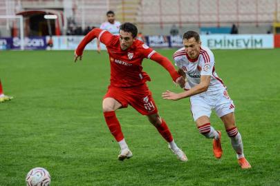 Ümraniyespor - Boluspor maçı yağmur nedeniyle yarıda kaldı