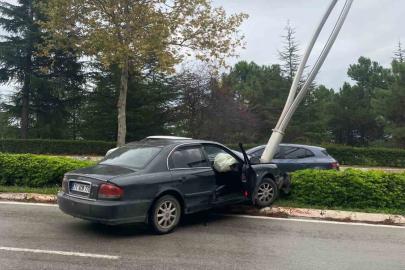 Üniversite yolunda otomobil aydınlatma direğine çarptı