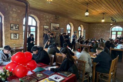 Üniversiteli öğrenciler tarihi Akbaş İlkokulunda kitap okudular