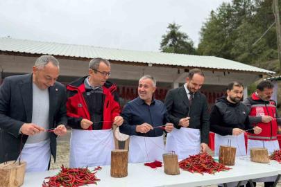 Ünlü Çukurören acı biberi yiyerek yarıştılar