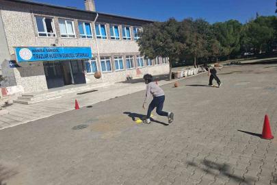 Unutulmaya yüz tutan oyunlar okul bahçelerinde hayat buluyor