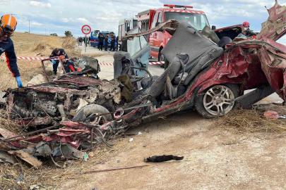 Uşak’ta kamyon ile otomobil çarpıştı: 3 ölü, 1 yaralı
