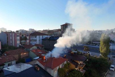 Uşak’ta tek katlı evin çatısında çıkan yangın söndürüldü