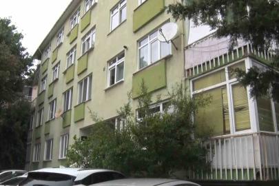 Üsküdar’da rögar patladı: Bodrum katını pis su bastı, apartman sakinleri yardım bekliyor