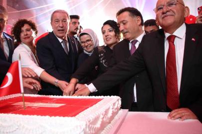 Vali Gökmen Çiçek: "Tarihi mücadelelerle, zaferlerle şekillenmiş köklü bir milletin evlatlarıyız"