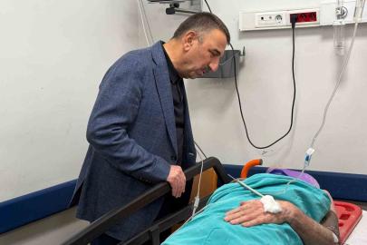 Vali Hacıbektaşoğlu enkazdan çıkarılan yaralıyı hastanede ziyaret etti