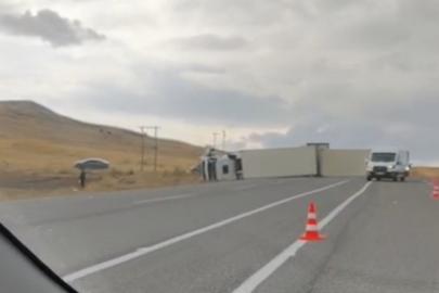 Van’da devrilen tırın sürücüsü yaralandı