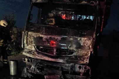 Vezirköprü’de odun yüklü kamyonda yangın çıktı