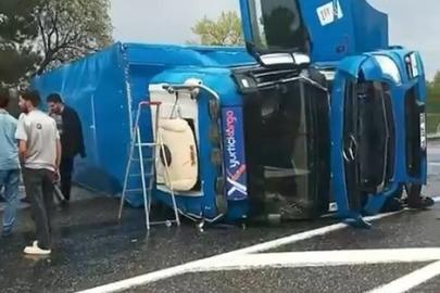 Virajı alamayan kargo tırı devrildi: 1 yaralı