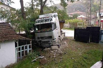 Yağışta kayan tır evin bahçesine girdi
