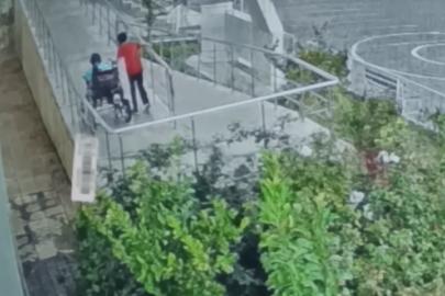 Yağmur altında arkadaşını yalnız bırakmayan küçük Yusuf yürekleri ısıttı