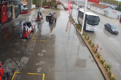 Yakıtı biten aracı at arabasıyla 2 kilometre çekti