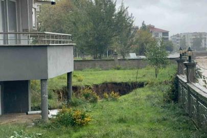 Yalova’da 5 katlı binanın bahçesinde toprak çöktü: Bina tahliye edildi