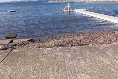Yalova’da kırmızı renkli su denize döküldü