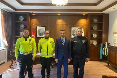 Yaralı genci yağmurdan şemsiyeyle koruyan polise başarı belgesi