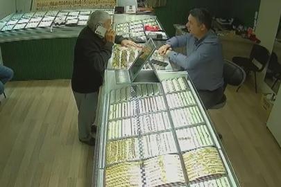 Yaşlı adamın birikimini dolandırıcılardan sarrafın dikkati kurtardı