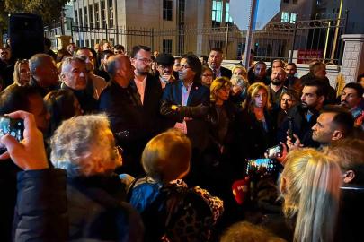 Yeni Partililer Şeniz Doğan’a destek için adliye önünde toplandı
