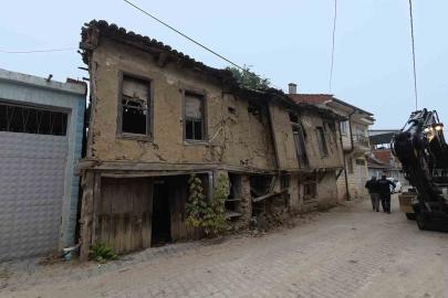 Yenişehir’in kırsal mahallelerindeki metruk binalar da yıkılıyor